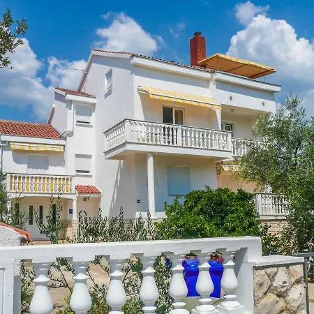 Estera Biograd Na Moru