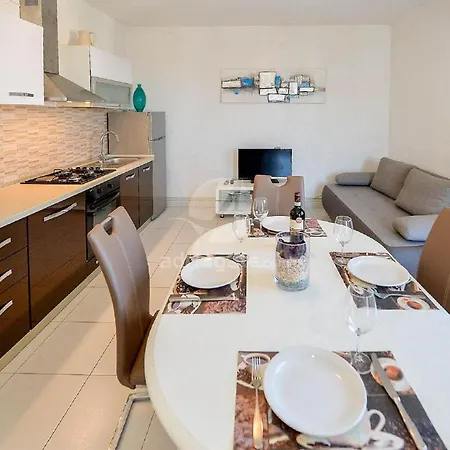 Estera Apartment *