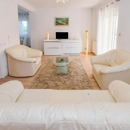 Estera Apartment *
