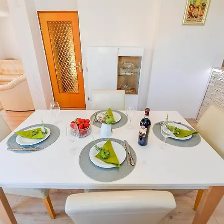 Estera Apartment *